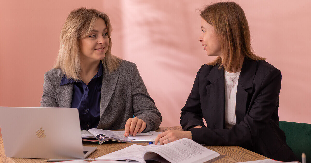 What is a communicative speaking task?